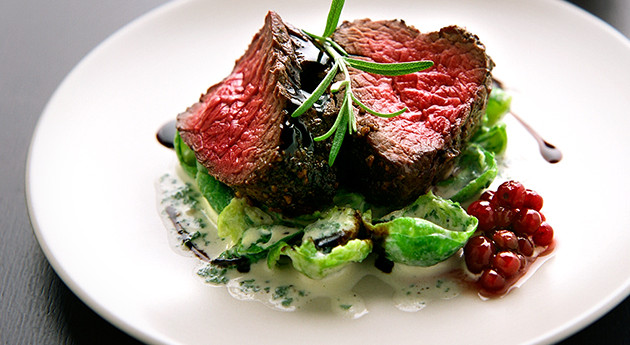 Hirschfilet mit Wildgewürz gebraten auf Kohlsprossen