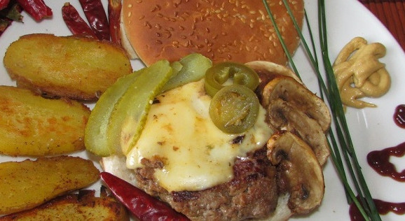 super hotter Chili-Burger mit hausgemachter Whiskey-Barbecue-Sauce und Chilifritten