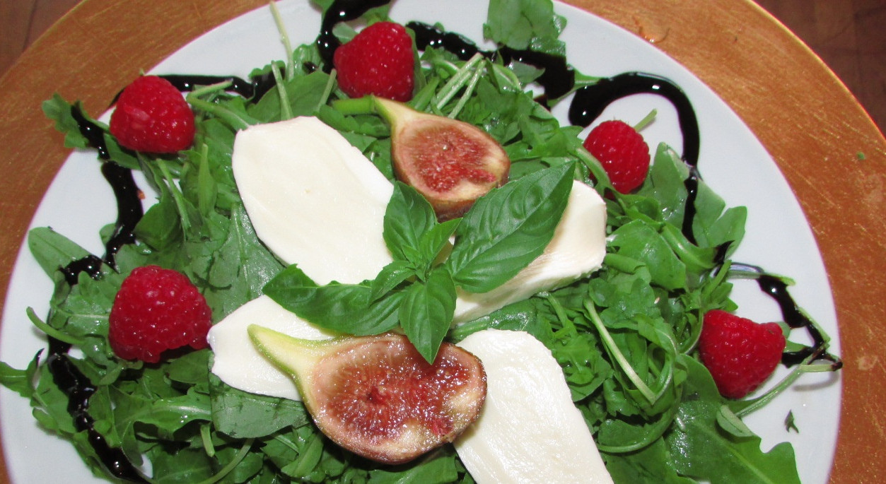 Leichter Feigen-Himbeer-Rucola Salat mit Mozzarella