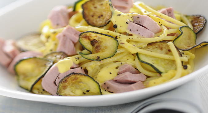 Spaghetti alla Carbonara mit Thunfisch und Zucchini