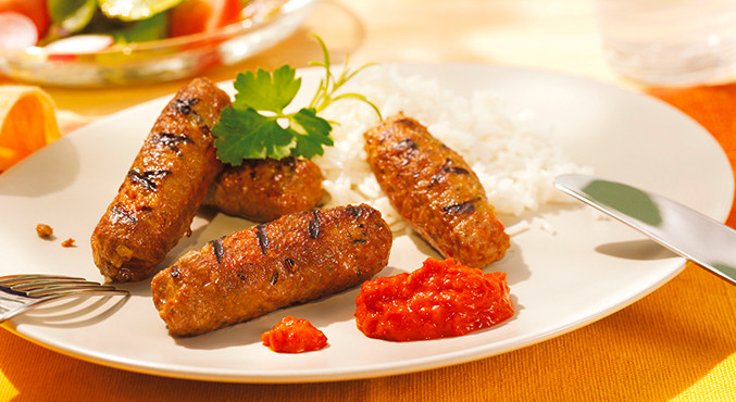 Cevapcici mit Tomaten und Zwiebeln