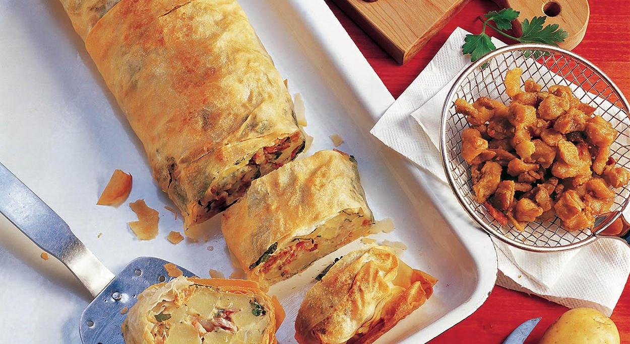Erdäpfelstrudel mit Selchspeck