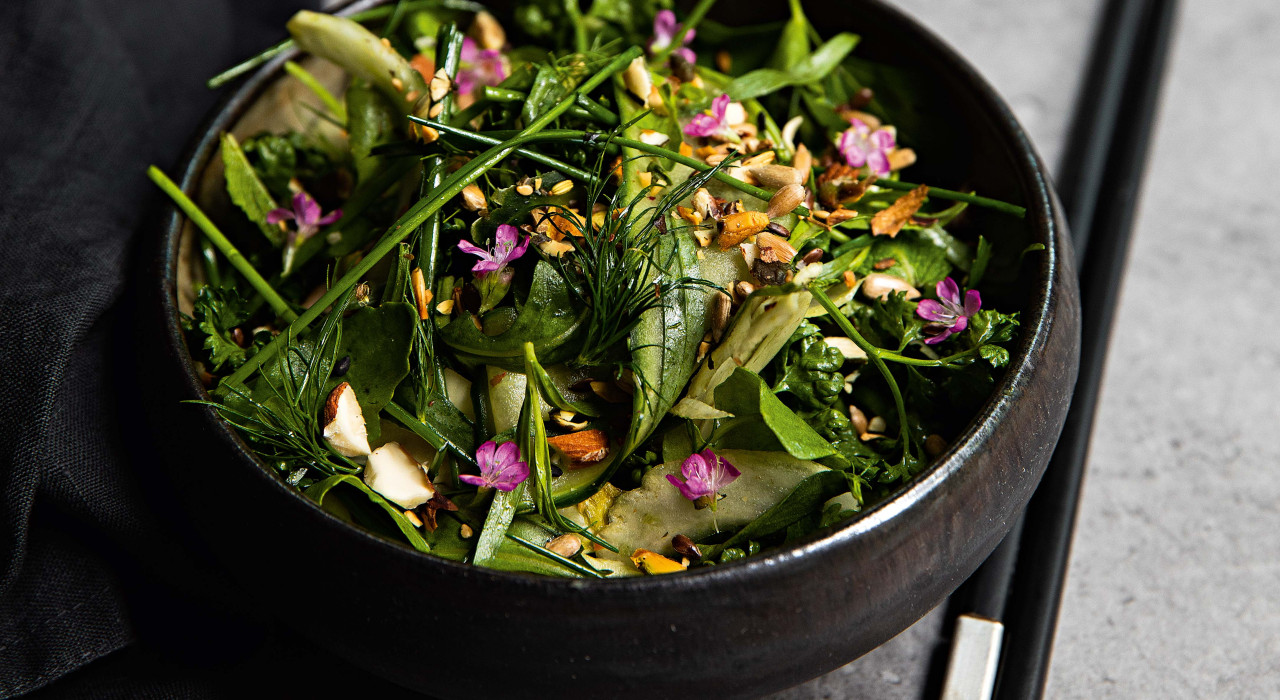 Knackiger Kräutersalat mit Fenchel und Gurke