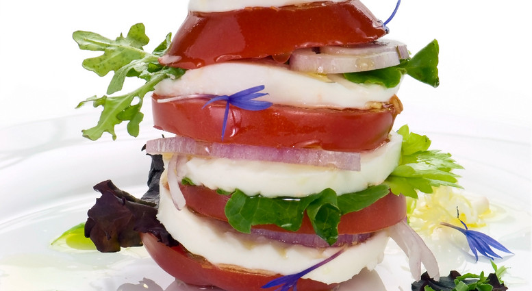 Paradeiser-Mozzarellaturm mit Basilikum und Rucola