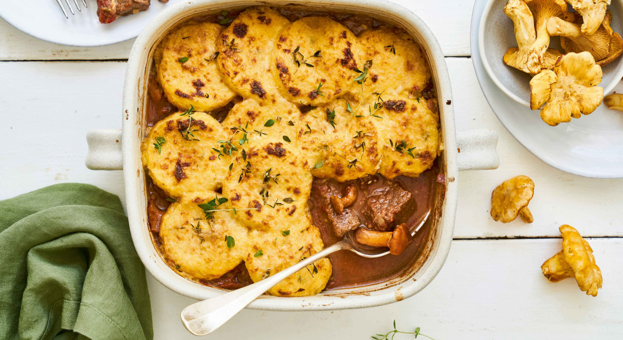 Ragout mit Eierschwammerln und überbackener Polenta