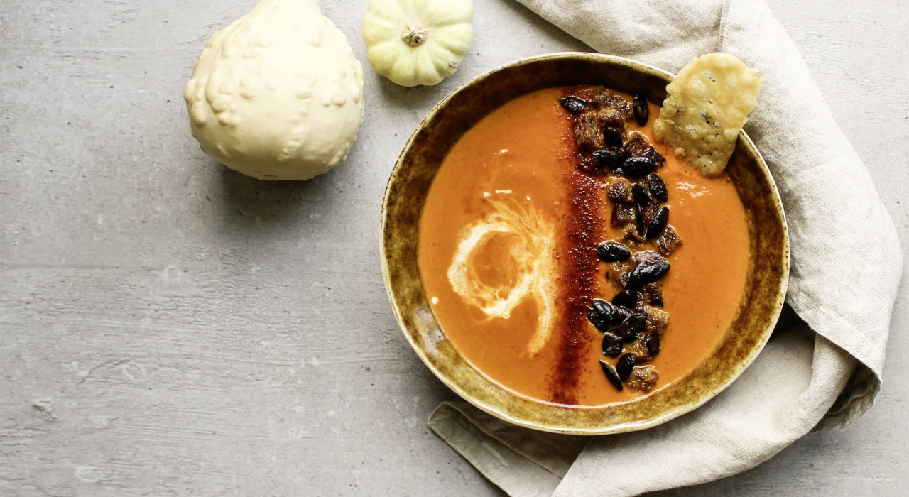 Bunte Kürbiscremesuppe mit Kürbiskern-Topping