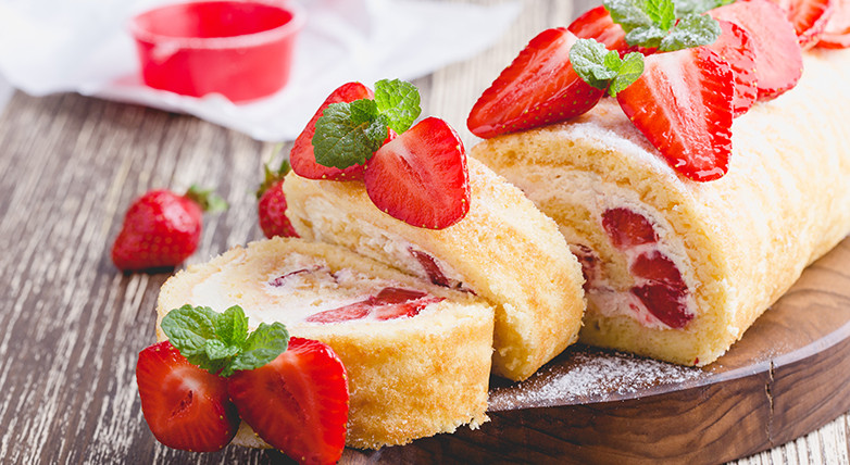 Biskuitroulade mit Erdbeer-Joghurt-Creme