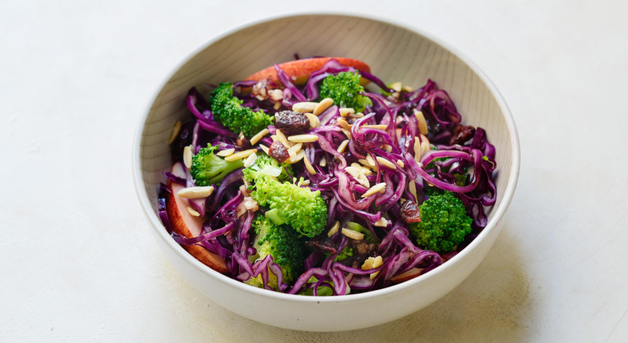 Brokkoli-Rotkraut Salat mit Apfel