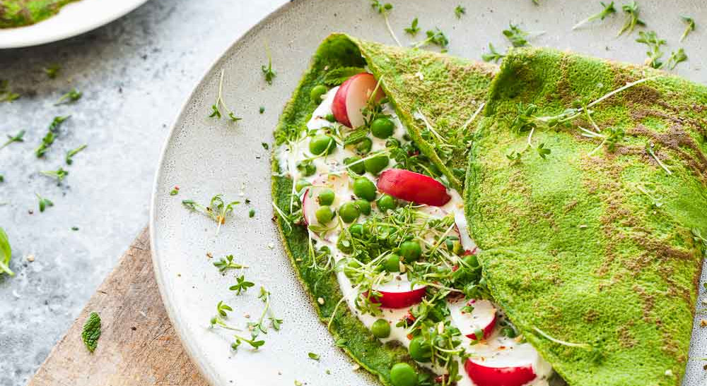 Spinat-Palatschinken mit Gouda-Kräutertopfen Füllung