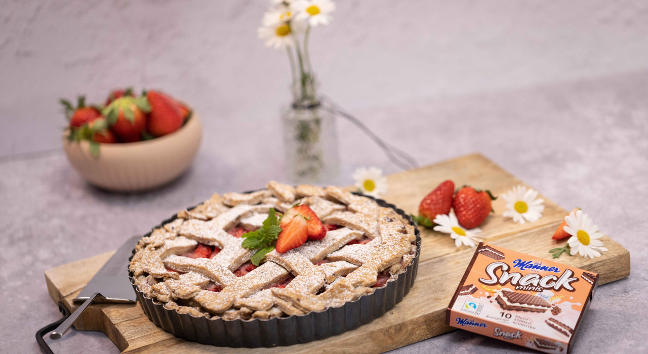 Erdbeer Rhabarber Tarte mit Snack Minis Milch Schoko