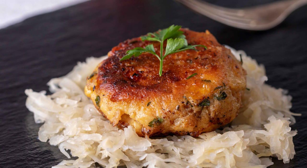 Kaspressknödel mit warmem Krautsalat