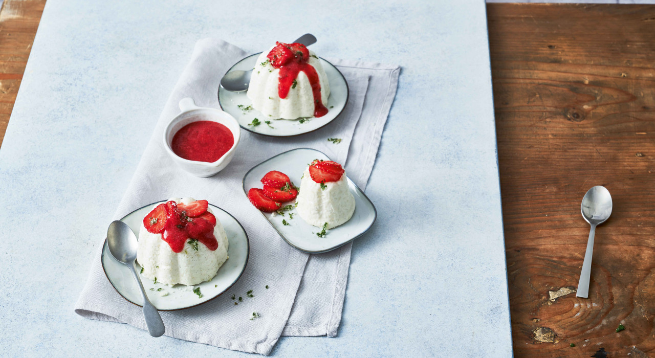 Zitronenreiscreme mit frischen Erdbeeren & Erdbeersauce