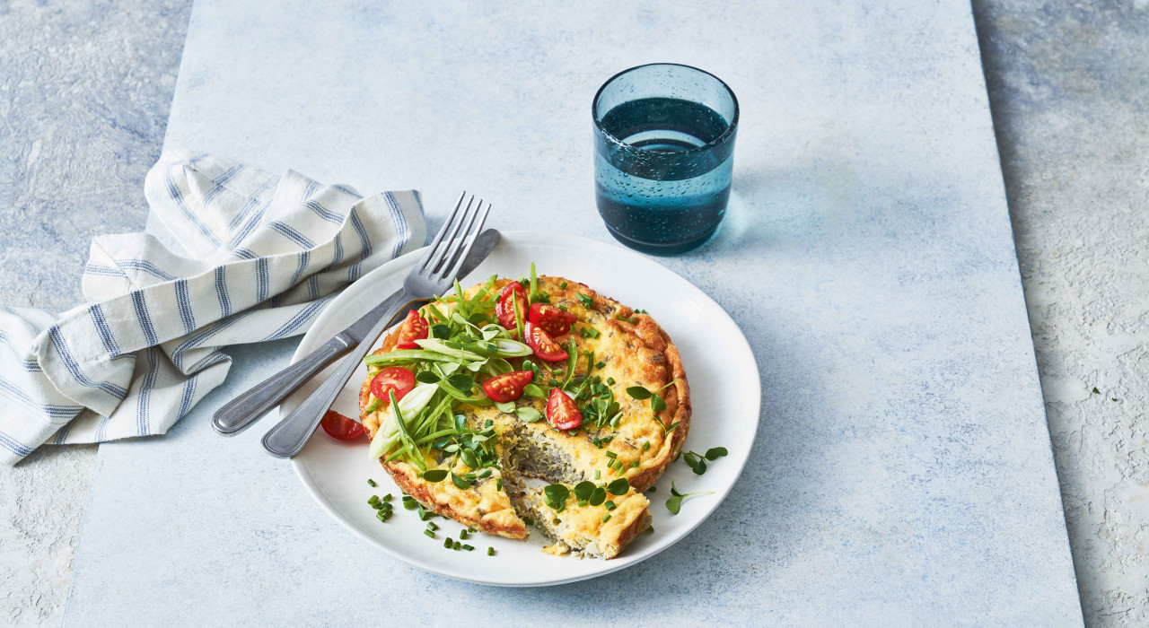 Reisomelette mit Jungzwiebel, Erbsenschoten & Kresse
