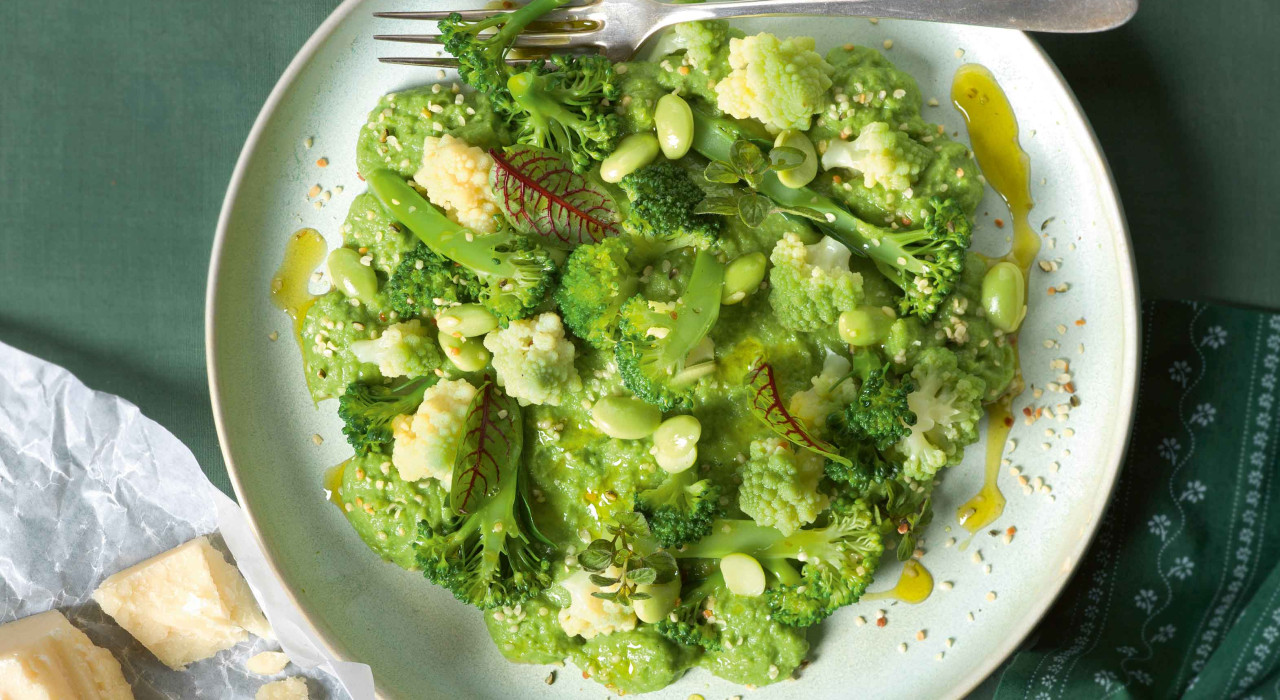 Brokkoli mit Edamame, Kräutern und Parmesan