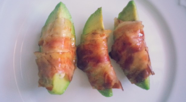 Avocado mit Fetakern im Speckmantel - www.nahundfrisch.at