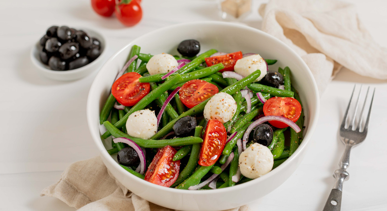 Fisolensalat mit Tomaten, Mozzarella und Oliven - www.nahundfrisch.at