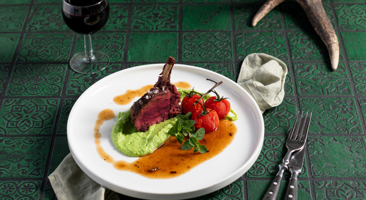 Hirschkrone mit Erbsenpüree und Ofentomaten - www.nahundfrisch.at