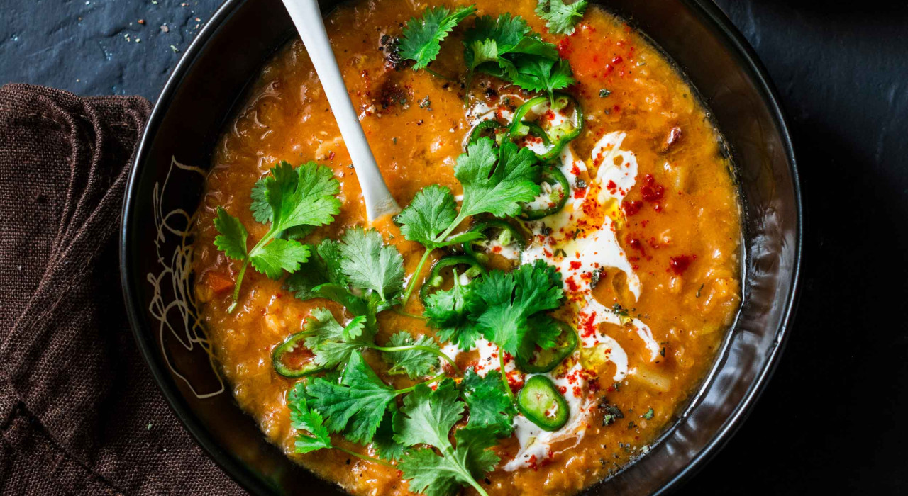 rote linsensuppe mit gemüse und kartoffeln