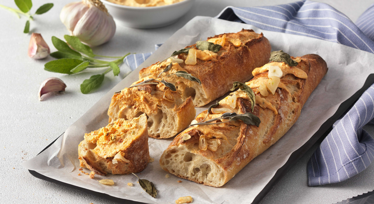 Baguette mit Wojnar’s Liptauer mild, Salbei und Knoblauch - www ...