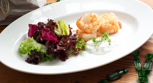 Gegrillte Riesengarnelen mit Bimenthol®-Kräutersauce und Salatbouquet ...