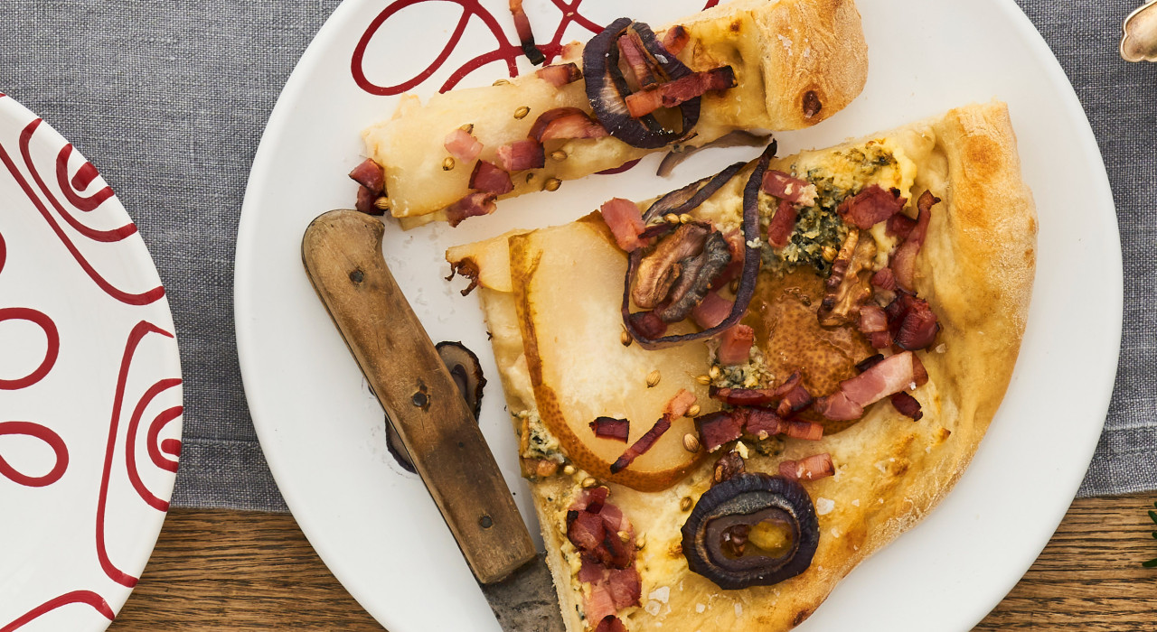 Flammkuchen mit Birnen, Speck und Walnüssen - www.nahundfrisch.at
