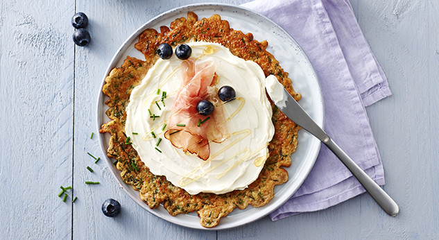 Kräuter-Pfannkuchen mit Schinken, Blaubeeren und Ahornsirup - www ...