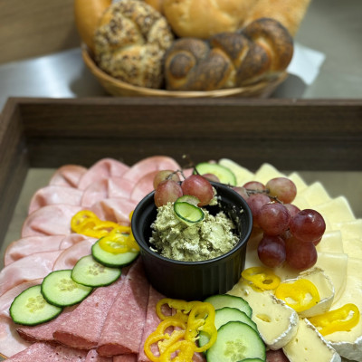 Frühstückplatte für 4 Personen mit Gebäck, Aufstrich, Gemüse und Zustellung um 31,90