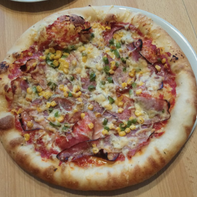 ofenfrische Pizzas